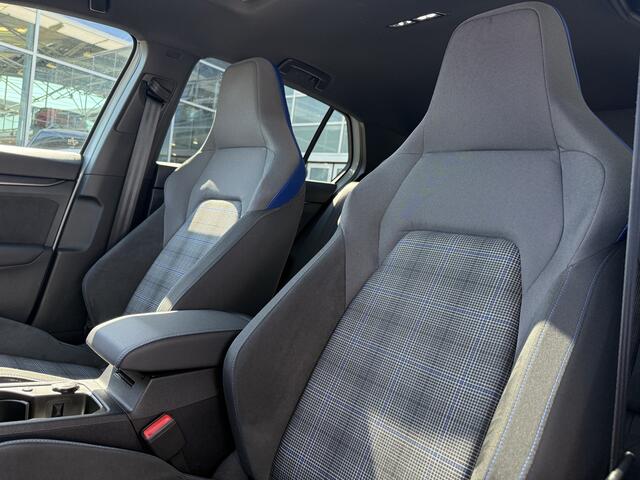 Volkswagen GOLF 1.5 eHybrid GTE / Panoramadak / IQ.Light / Dodehoeksensoren / Black Style / 18'' LMV