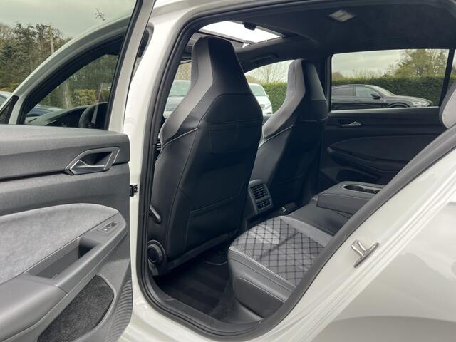 Volkswagen GOLF 1.5 eTSI DSG R-Line Panorama IQ Keyless Blackstyle