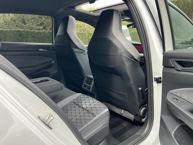 Volkswagen GOLF 1.5 eTSI DSG R-Line Panorama IQ Keyless Blackstyle