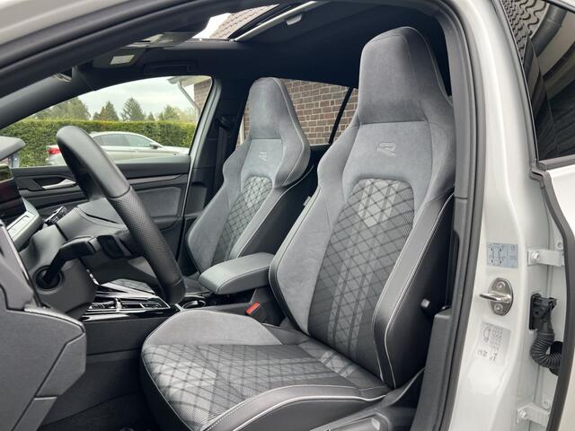 Volkswagen GOLF 1.5 eTSI DSG R-Line Panorama IQ Keyless Blackstyle