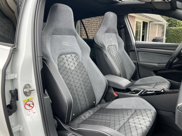 Volkswagen GOLF 1.5 eTSI DSG R-Line Panorama IQ Keyless Blackstyle