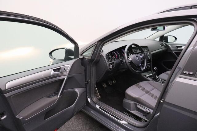 Volkswagen GOLF Variant 1.4 TSI Connected Series 2016 | Panorama Dak | Stoelverwarming | Cruise Control | Navigatie | Goed Onderhouden | Trekhaak | Parkeersenoren | Boekjes | 2 Sleutels