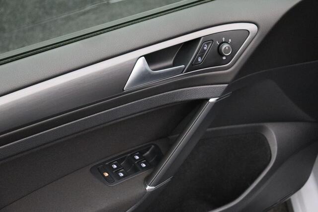 Volkswagen GOLF Variant 1.5 TSI Highline Business R-Line 2018 Panoramadak | Carplay | Virtual dashboard | DSG | Navigatie | Xenon LED | Massagestoel | Alcantara | Bluetooth | PDC | Stoelverwarming | Dealeronderhouden