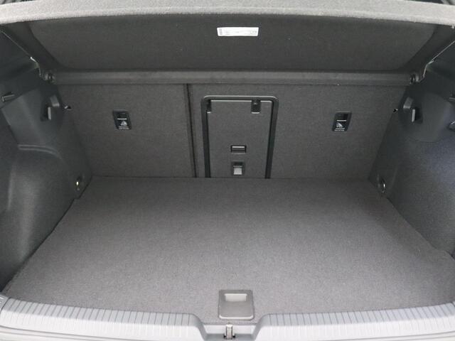 Volkswagen GOLF 1.5 eHybrid GTE 272PK DSG Adaptieve Cruise Controle, Side Assist, Achteruitrijcamera, Stoel-Stuurverwarming, Navi via Apple Carplay/Android Auto, Matrix-LED verlichting, 18" LM Velgen