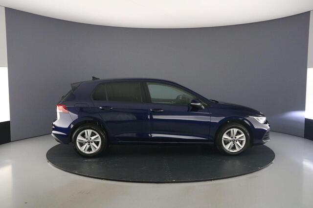 Volkswagen GOLF Life Business 1.5 eTSI 130pk DSG Automaat Adaptive cruise control, Achteruitrijcamera, Stuurwiel verwarmd, Parkeersensoren, App connect, Stoelverwarming