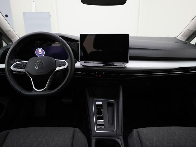 Volkswagen GOLF 1.5eTSI/116PK Life DSG · Navigatie · Parkeersensoren · Stoel-& stuurverwarming · Garantie tot juli 2025