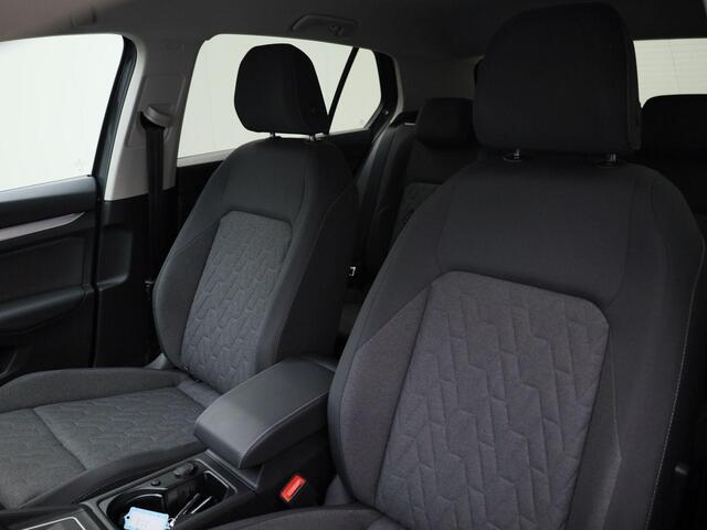Volkswagen GOLF 1.5eTSI/116PK Life DSG · Navigatie · Parkeersensoren · Stoel-& stuurverwarming · Garantie tot juli 2025