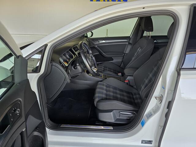 Volkswagen GOLF 1.4 TSI PHEV GTE / Dealer Onderhouden / Stoelverwarming / LED Koplampen