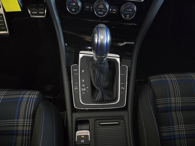 Volkswagen GOLF 1.4 TSI PHEV GTE / Dealer Onderhouden / Stoelverwarming / LED Koplampen