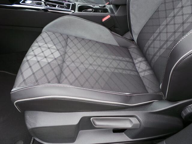 Volkswagen GOLF 1.5 eTSI R-Line Pano,Dodehoek,Stoelverw Airco,Cruise,Navigatie,18"Lmv