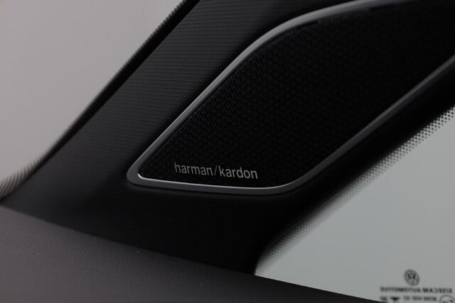 Volkswagen GOLF 1.5 eTSI 150 pk DSG R-Line | Black Style | Panoramadak | Trekhaak | IQ Light | Harman/Kardon | Head-up display | Stuur-/stoelverwarming