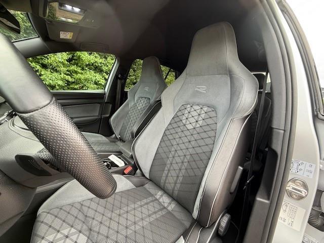 Volkswagen GOLF 1.5 eTSI/AUT/VC/NAVI/CAM/R-LINE