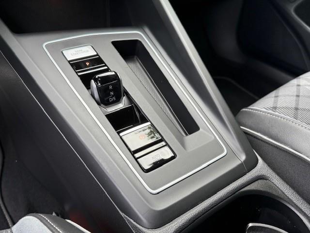 Volkswagen GOLF 1.5 eTSI/AUT/VC/NAVI/CAM/R-LINE