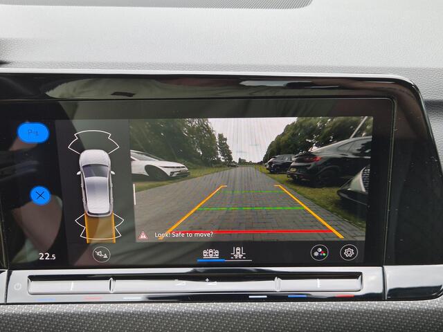 Volkswagen GOLF 1.5 eTSI R-Line Automaat / Apple Carplay Android Auto / LED-lichtpakket / Virtual Cockpit / Achterruitrijcamera / Navigatie / Adaptief CC / Climate control /