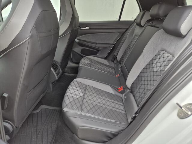 Volkswagen GOLF 1.5 eTSI R-Line Automaat / Apple Carplay Android Auto / LED-lichtpakket / Virtual Cockpit / Achterruitrijcamera / Navigatie / Adaptief CC / Climate control /