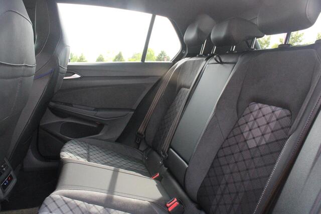 Volkswagen GOLF 1.5 eTSI 150PK AUTOMAAT R-LINE EDITION 8.5! | NIEUW MODEL! | PANORAMISCH SCHUIF/KANTEL DAK | LICHTMETALEN VELGEN 18" "YORK" | 360? CAMERA | 3-ZONE AIRCONDITIONING INCL. AIRCARE | RIJASSISTENT PAKKET O.A. ADAPTIVE CRUISE CONTROL, LANE ASSIST, DODEHOEK DETE