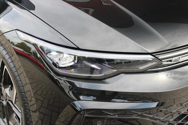 Volkswagen GOLF 1.5 eTSI 150PK AUTOMAAT R-LINE EDITION 8.5! | NIEUW MODEL! | PANORAMISCH SCHUIF/KANTEL DAK | LICHTMETALEN VELGEN 18" "YORK" | 360? CAMERA | 3-ZONE AIRCONDITIONING INCL. AIRCARE | RIJASSISTENT PAKKET O.A. ADAPTIVE CRUISE CONTROL, LANE ASSIST, DODEHOEK DETE
