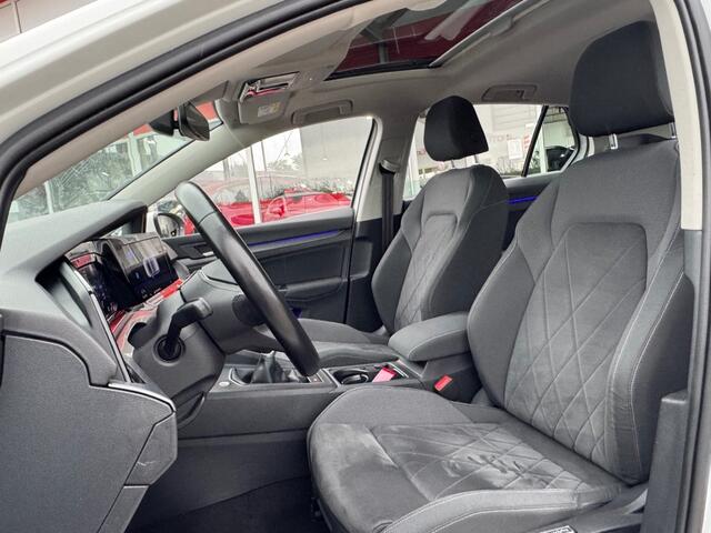 Volkswagen GOLF 1.5 TSI ACT. 150PK 1STE-EDITION NAVI PANO-DAK TREKHAAK DIGITALE-SCHERM AIRCO LMV PDC