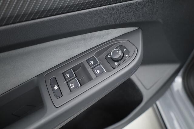 Volkswagen GOLF 1.5 eTSI R-Line | Pano | Camera | IQ. Light | Dodehoekdet. | Carplay & Android Auto | Keyless
