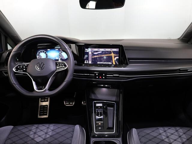 Volkswagen GOLF 1.5 eTSI R-Line 150 pk Automaat (DSG) | Navigatie | Panoramadak | Parkeersensoren | Achteruitrijcamera | Matrix LED koplampen | Black Style pakket | R-Line |