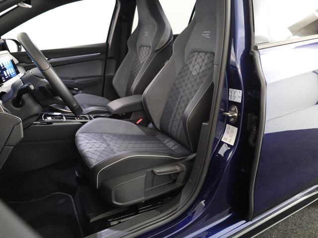 Volkswagen GOLF 1.5 eTSI R-Line 150 pk Automaat (DSG) | Navigatie | Panoramadak | Parkeersensoren | Achteruitrijcamera | Matrix LED koplampen | Black Style pakket | R-Line |