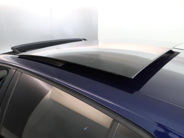 Volkswagen GOLF 1.5 eTSI R-Line 150 pk Automaat (DSG) | Navigatie | Panoramadak | Parkeersensoren | Achteruitrijcamera | Matrix LED koplampen | Black Style pakket | R-Line |