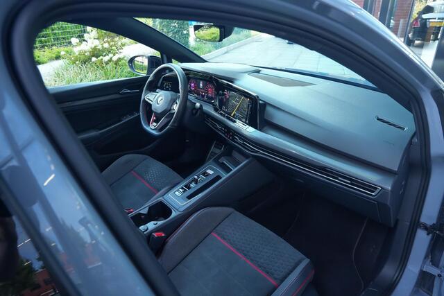 Volkswagen GOLF GTI 2.0 300pk TSI |Akrapovic|panoramadak|parkeercamera|IQ Light|blind spot|ACC|stoelverwarming|19"|