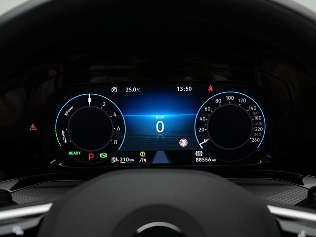 Volkswagen GOLF 1.4 eHybrid 245 pk DSG GTE | Panoramadak | Stoelverwarming | Adaptive Cruise | Navigatie | Parkeersensoren voor/achter