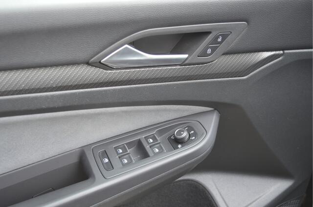 Volkswagen GOLF 1.5 eTSI R-Line | ACC | CAMERA | SFEERVERLICHTING | KEYLESS |