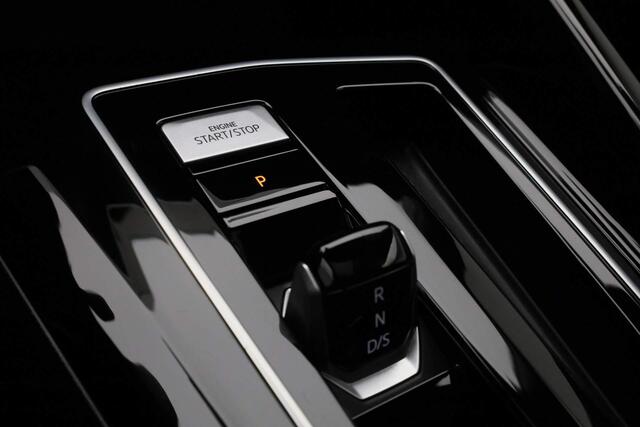 Volkswagen GOLF 1.5 eTSI 150PK DSG R-Line Business Black Style | Pano | IQ Light | Keyless | Camera | 18 inch | Apple Carplay / Android Auto