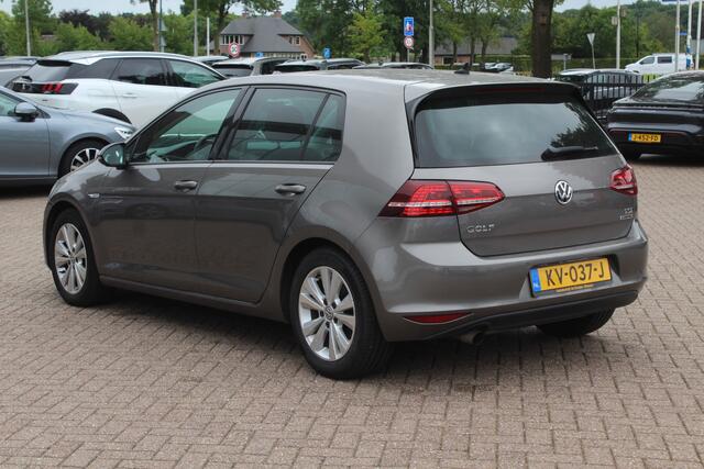 Volkswagen GOLF 1.0 TSI Connected Series / Camera / Navigatie / 16'' / Parkeerhulp V+A / Cruise Control / DAB