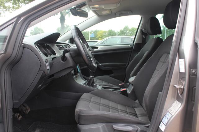 Volkswagen GOLF 1.0 TSI Connected Series / Camera / Navigatie / 16'' / Parkeerhulp V+A / Cruise Control / DAB
