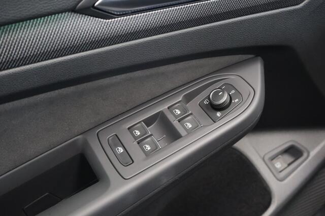 Volkswagen GOLF 1.5 eHybrid GTE 272pk | Panoramadak | Matrix | Trekhaak elektr.