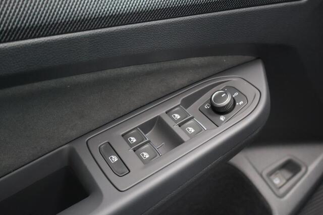 Volkswagen GOLF 1.5 eHybrid GTE 272pk | Panoramadak | Matrix | Trekhaak elektr.