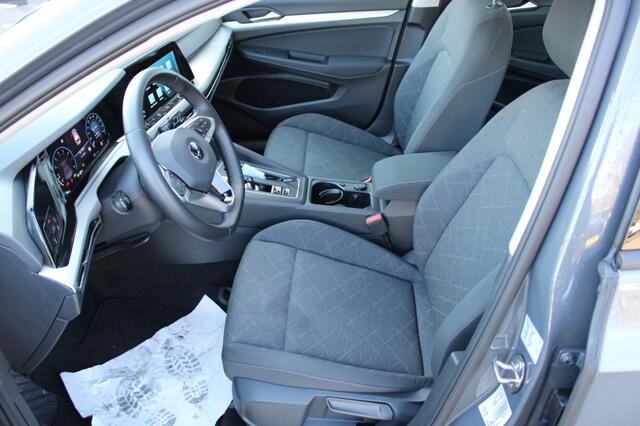 Volkswagen GOLF 1.5 TSI LIFE Bus. Autom. Navi+ Climate DAB Apple Car Trekh.