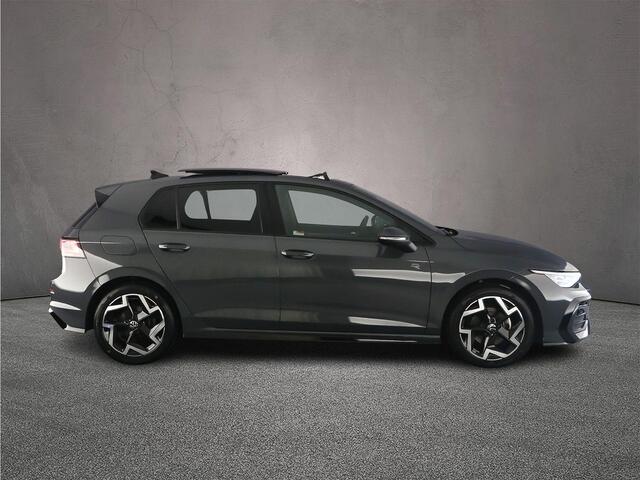 Volkswagen GOLF R-Line Edition 1.5 eTSI 150pk DSG Automaat Panoramadak, Harman Kardon audio, LED matrix koplampen, Adaptive cruise control, Achteruitrijcamera