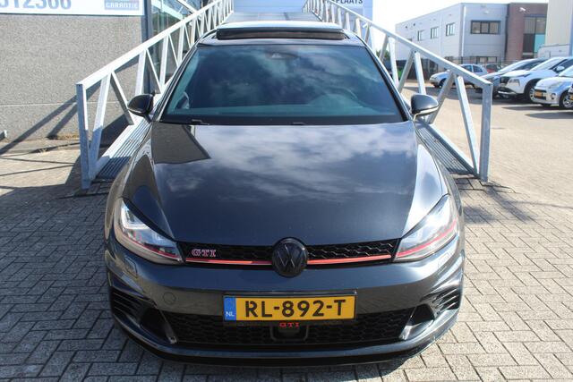 Volkswagen GOLF 2.0 TSI GTI Clubsport Panoramadak/Navigatie/Achteruitrijcamera/Parkeersensoren/Apple carplay/Stoelverwarming/Climate control/19'' Rotiform/Bear lock.