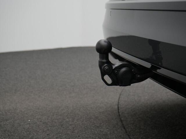 Volkswagen GOLF Variant 1.5 eTSI 150 pk DSG R-Line Business | Trekhaak | Adaptief onderstel | IQ Light | Achteruitrijcamera | Stuur-/stoelverwarming