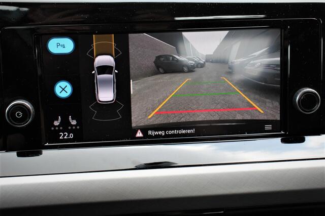 Volkswagen GOLF 1.5 TSI 130pk Life Navigatie Climate control Camera Led Parkeer sensoren Virtuel Cockpit Stoel en Stuur verwarming