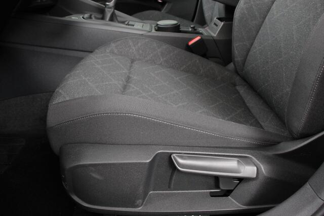 Volkswagen GOLF 1.5 TSI 130pk Life Navigatie Climate control Camera Led Parkeer sensoren Virtuel Cockpit Stoel en Stuur verwarming