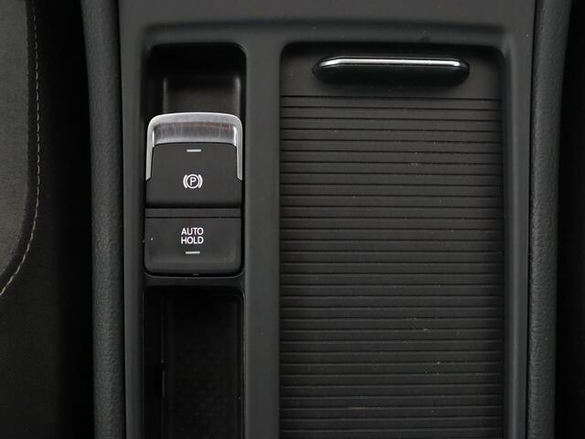 Volkswagen GOLF Variant 1.5 TSI Highline Business R | Trekhaak | Virtual Cockpit | Carplay | Camera | Adaptive cruise | DAB | Climate control