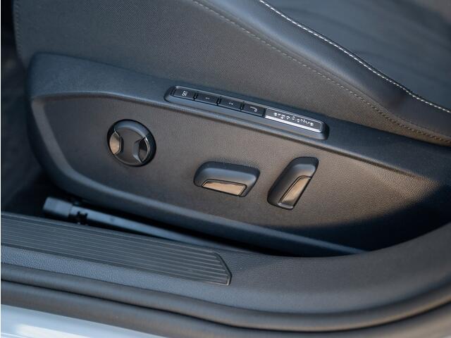 Volkswagen GOLF 1.5 eTSI 150Pk Style Edition 50 | 360 Camera | Stoelgeheugen | IQ Light | Prijs Rijklaar!!