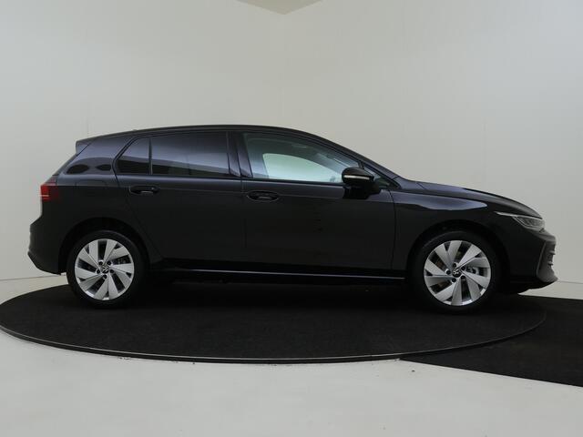 Volkswagen GOLF Life Edition eHybrid | 'App-Connect' draadloze smartphone integratie | Achterbank in ongelijke delen neerklapbaar incl. middenarmsteun en doorlaadmogelijkheid | Achteruitrijcamera (Rear View)