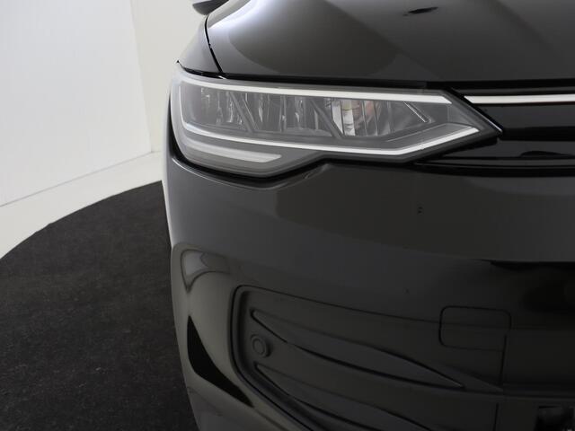 Volkswagen GOLF Life Edition eHybrid | 'App-Connect' draadloze smartphone integratie | Achterbank in ongelijke delen neerklapbaar incl. middenarmsteun en doorlaadmogelijkheid | Achteruitrijcamera (Rear View)