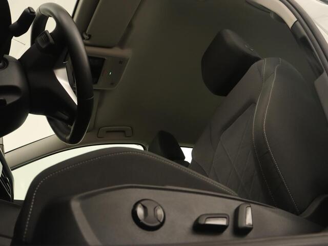 Volkswagen GOLF 1.4 eHybrid Style | Camera | Massage | Carplay | Memory | Sfeerverlichting | Adaptive cruise | Keyless | Navigatie | Full LED | Digital Cockpit