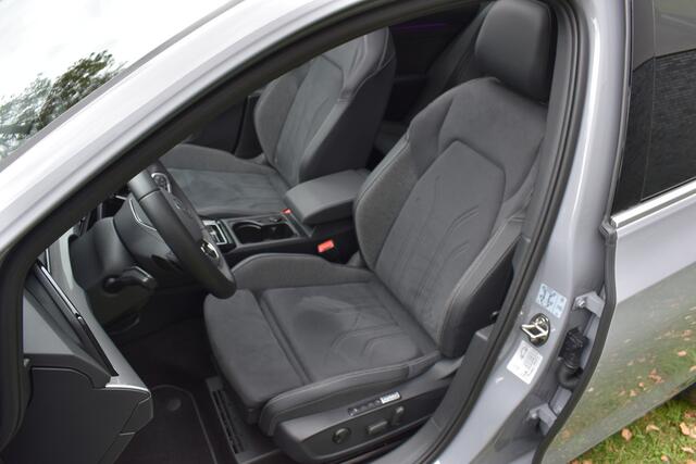 Volkswagen GOLF 1.5 eTSI Edition 50 Pano/Trekhaak/navi/ harman kardon/head-up/Automaat