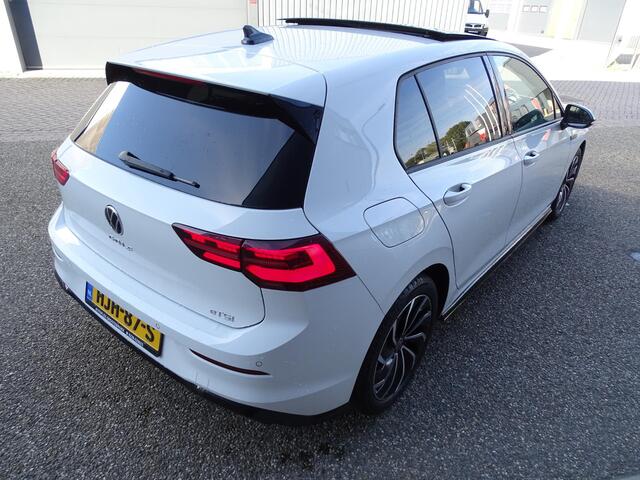 Volkswagen GOLF 1.5 eTSI R-Line 3x R LINE | NAVIGATIE | PANORAMADAK | SPORT INTERIEUR | ADAPTIEVE CRUISE| STUUR/STLE VERWARMING | IQ LED PAKKET | ACHTERUIT RIJ CAMERA | SFEERVERLICHTING |