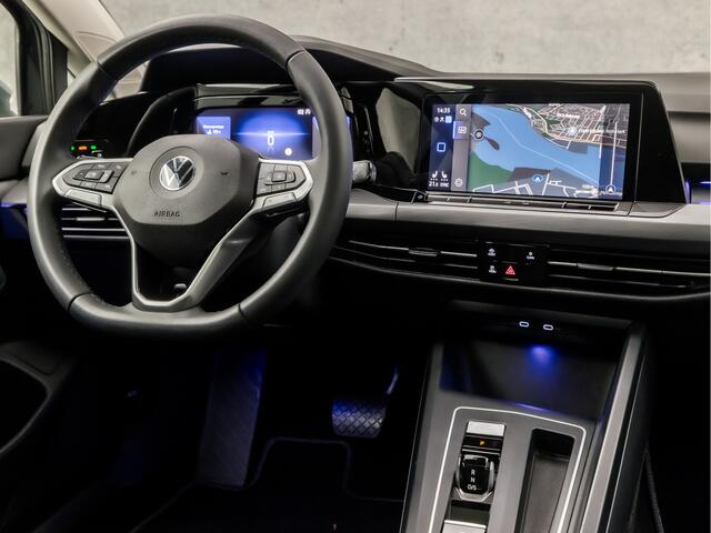 Volkswagen GOLF 1.5 eTSI Sport 150Pk Automaat (SCHUIFDAK, APPLE CARPLAY, HEAD-UP DISPLAY, MEMORY SEATS, IQ LIGHT, ALCANTARA, SFEERVERLICHTING, STOELVERWARMING, CAMERA, GETINT GLAS, NIEUWSTAAT)