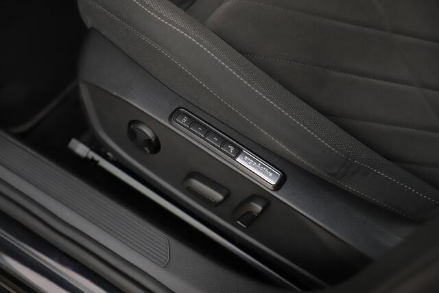 Volkswagen GOLF 1.5 TSI Style 131PK Panoramadak 17 inch LMV LED Carplay Android Navigatie Adaptive Cruise Rijstrooksensor Parkeersensor ErgoActive