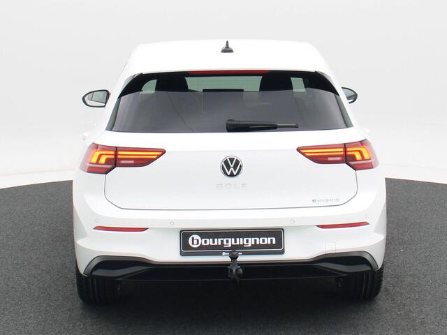 Volkswagen GOLF Life Edition 1.5 eHybrid 204 PK | Trekhaak | Adaptive Cruise Control | Stoelverwarming | 18" Lichtmetalen Velgen |